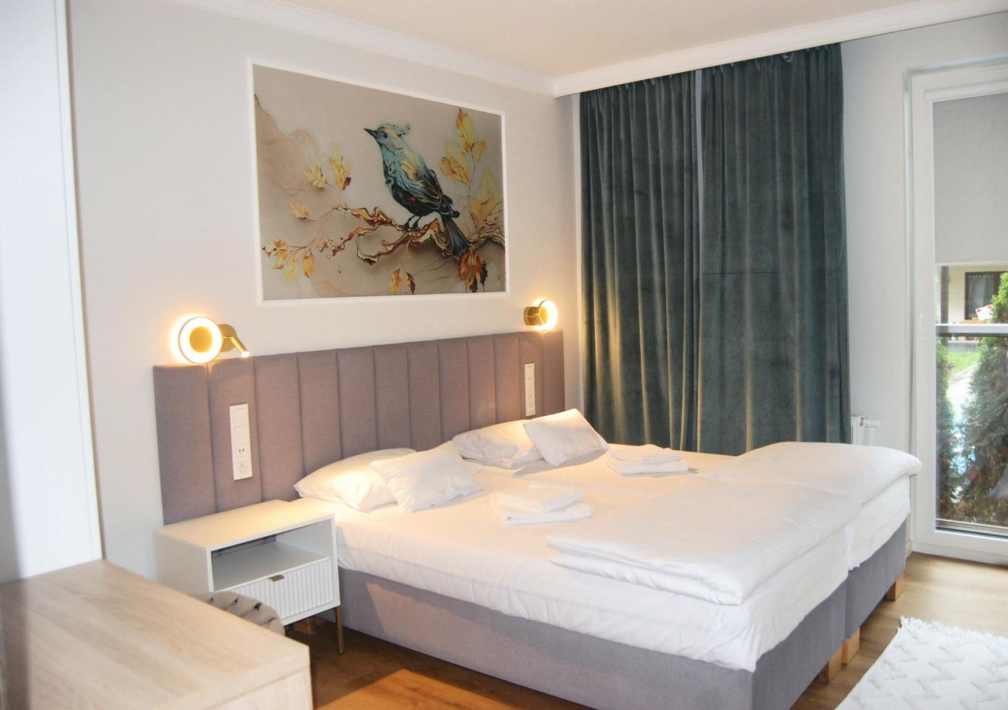 Sosnowy Przy Basenach Tropikalnych, Prywatny Parking Apartament Kielce